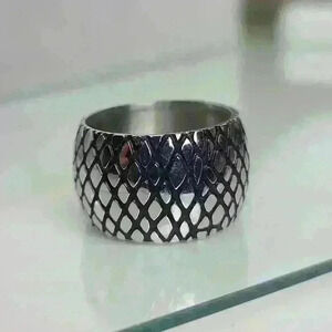 Silver tone ring black details raing size 9 unisex ring